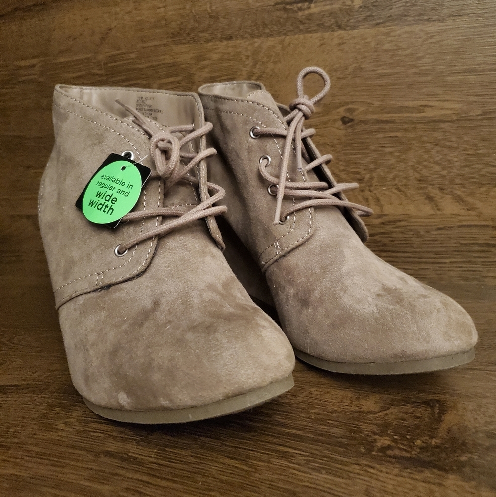 SOLD -👢2/$25👢 Arizona Jean Co. - Lilly Wedge Booties